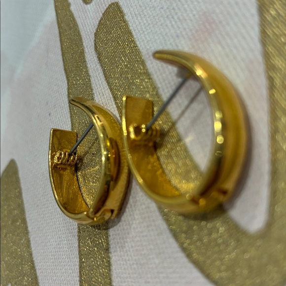 Rich Gold Tone Medium Size Lobe Hoop Lock Pierced Earrings - Picture 5 of 9